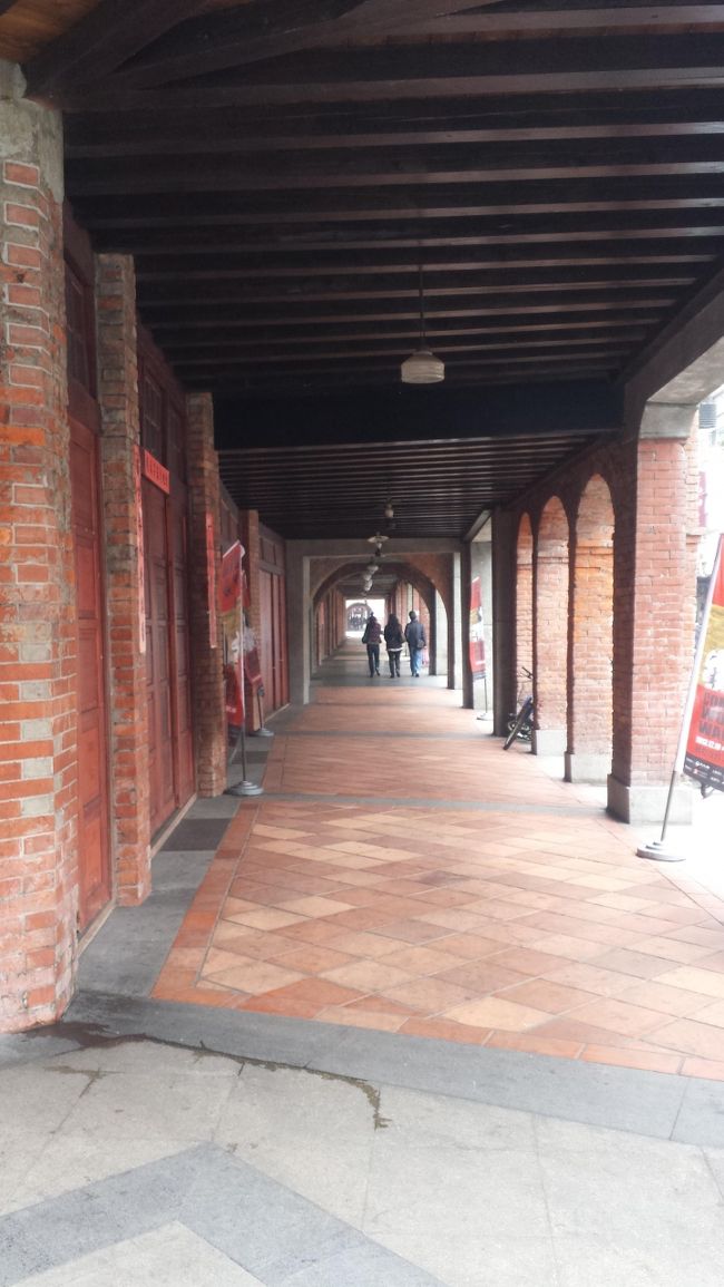 おなかはすいていなかったので<br />有名な胡椒餅はたべず、剥皮寮へ。<br /><br />アジアの喧騒から<br />打って変わって静かな雰囲気。<br />煉瓦通りでレトロ感満載。