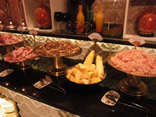 晩ご飯は、また昨日のメンバーで。<br />今日は、カイズ・ブラザーズというブッフェ式のレストランに連れて行ってもらいました。<br />サラダやおすしなどもありますが、このように生のお肉、魚が並んでいて、<br />それをテーブルでバーベキューします。