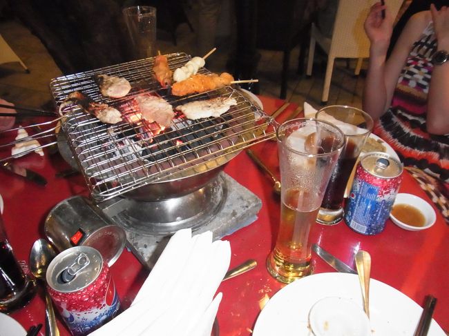 しかし、半野外状態の店内。<br />この日は、風が強く、火が燃え上がるだけで、ぜんぜん焼けない（＞＜）