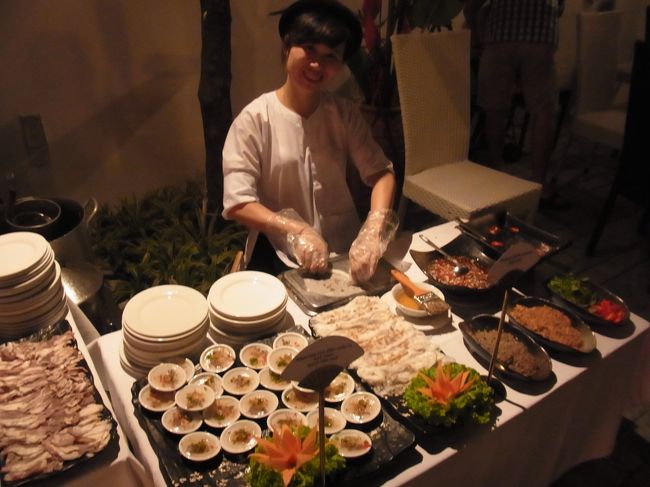 ここは、お姉さんがフエ料理のバイン・ベオを作ってくれるコーナー。<br />隣りではフォーを作ってくれます。