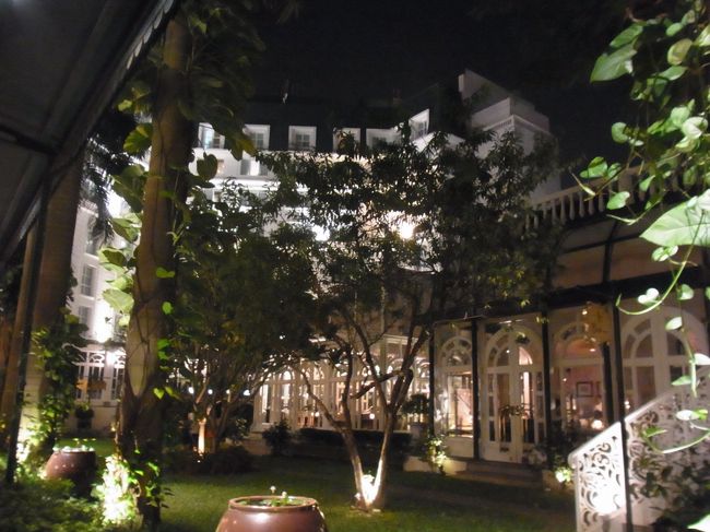 食後は念願のメトロポールへ！<br />夜はほんのりライトアップされて、すてき。