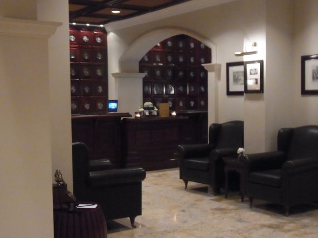 左のカウンターがフロント。<br />さすがに宿泊は予算的に厳しかったです…