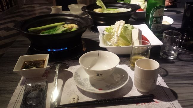 火鍋と思って入った夕食。<br />しゃぶしゃぶだった。<br /><br />一人一鍋で、勝手がよくわからず<br />店員の若いお嬢さんがたに片言で教えてもらい<br />いただきまーす。<br /><br />ネギだと思ったヤングコーン、むいて食べろと。<br />ご自分の携帯で「体に良い」と日本語でコメントしてくれた。<br /><br />ちょっと笑われている感もあったけど<br />すごく親切にしていただきました。<br />