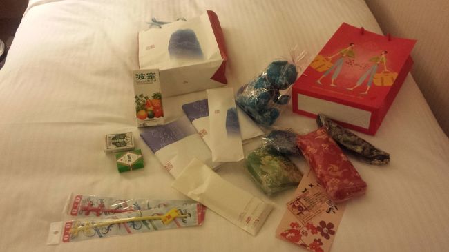 ３日目のお土産戦利品。<br /><br />雑貨たくさん。<br />クマが欲しかったのー！<br /><br />コスメドで買った緑油精と白バージョン。<br />コンビニで買った波蜜。←まずかった。。。<br /><br />この日もホテルでホビットを見て、寝不足。