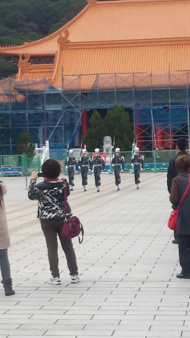 そしてまさかの誤算。<br /><br />本殿が工事中のため、そこまで〜。<br /><br />それでも動画も撮る、カメラも撮る。。。<br /><br />この後、少し歩いたバス停から駅に戻り、<br />相方と別行動で、、、