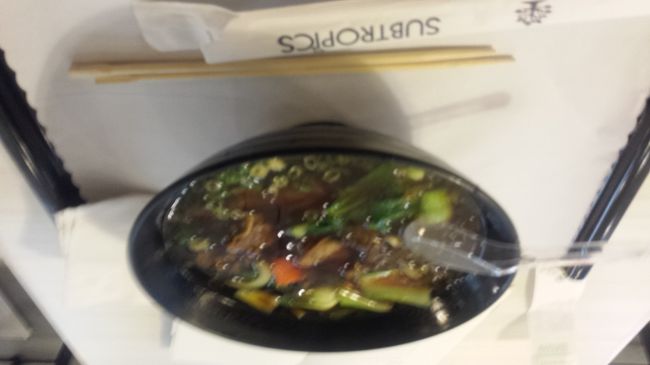 バスで免税店に連れて行かれ、ふかひれを買ってみた。<br /><br />空港では小腹がすいたので牛肉麺。<br />少ないし、味が濃い。<br />空港価格なのでお高いし、残念。<br /><br />もっと食べておけばー。<br /><br />最後にミス。<br />旅行前にもらっていた空港で引き換えられる券を<br />スーツケースに入れてしまったことに気づく。。。<br />ポーチが欲しかったのに！