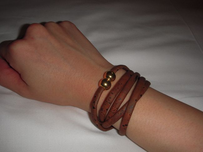 いろいろ試させてもらいました。<br />色で迷いました。<br />コルク本来の色の方が好きでしたが、私の肌色には悲しいほど合わない。<br />店員のお姉さんも両方試した後に、茶色がいいと思うわと言ってました。<br />おっしゃるとおりでございます。