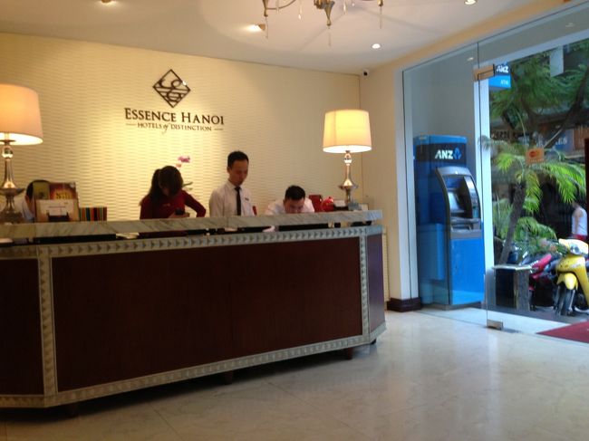 すてきなエッセンスホテルともお別れです。<br /><br />顔が見えませんが、左の女性。<br />英語ペラペラ（はやいくらい）、仕事もきびきび。<br />お世話になりました。<br /><br />帰りも、ホテルでお願いした車で空港まで。<br />さすがに朝の出勤時間。市内はなかなか進みませんでした。