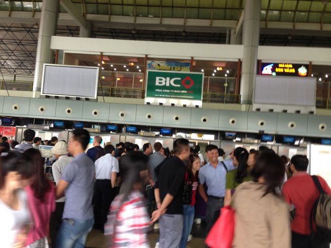 空港はすごい人！<br />うわぁ、だいじょうぶかなぁ…