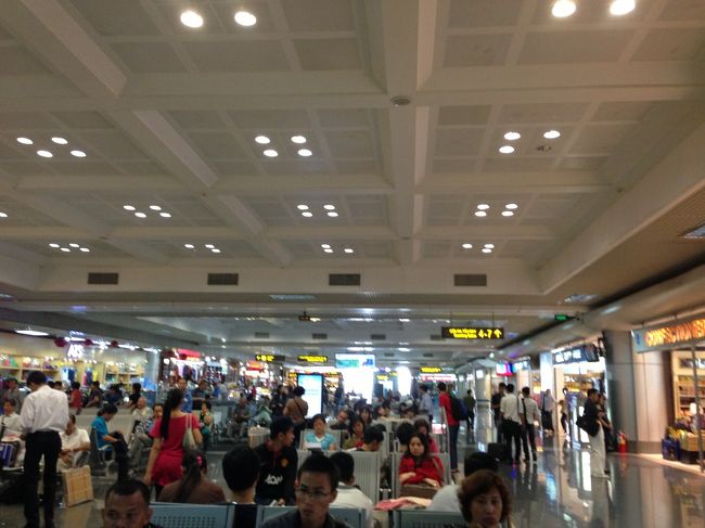 出国してみました。<br /><br />ここがほぼ全容。<br />写真左側と、写真を撮っている位置の背中側（意味わかります？）に搭乗口があります。<br /><br />この真ん中にずらっとあるベンチが、フロアのベンチすべて。