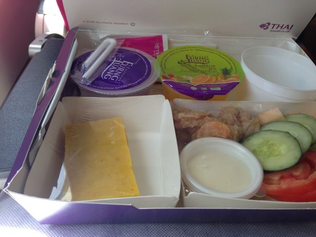 黄色いのはケーキのような、プリンのような。<br />あまり甘いものは食べないので、ほぼスルー。<br /><br />右手前のサラダは、豚肉の竜田揚げのようなものがのっていて、おいしかったです。