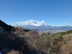 東名御殿場から小田急箱根高速バスで乙女峠バス停へ。
バス停付近からも富士山が見えましたが、雲がかかってきてしまいました。