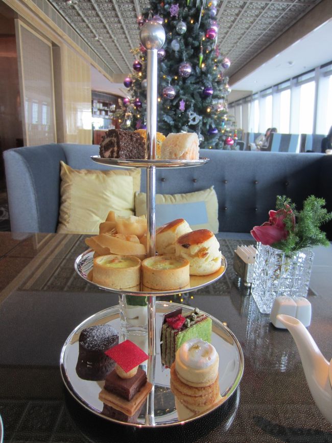 リッツカールトン香港到着。エントランスは９階。そこから１０３階のフロント、レストラン、オゾンへの専用エスカレーターと客室・スパへのエスカレーターがある。<br />１１６階のラウンジでチェックイン。日本語スタッフが対応してくださる。２人にアフタヌーンティーを勧められる。最初の方に、一度部屋に行ってからとお断りしたのにまた。そんなに勧められるならといただくことにした。サンドイッチ、スコーン・春巻き・キッシュ、ケーキ。<br />