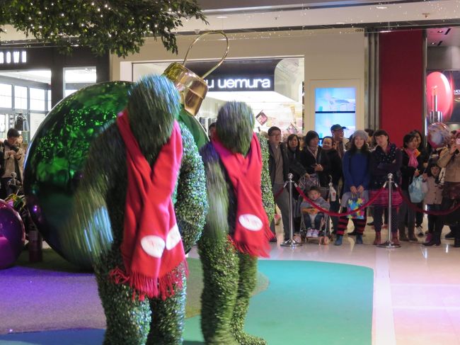 IFCモ−ルの飾りの前でイベント。