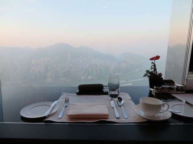 早くも最終日。朝食は１０２階でいただきました。窓側の席に案内されました。このエリア、日本人ばかり。きっと、日本語しか聞こえてこない。