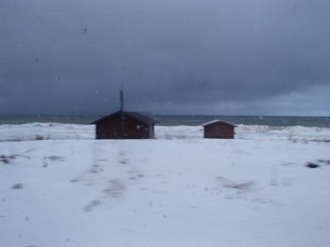 小樽に向かうにつれて<br />天気が悪くなってきました…。<br /><br />この辺りは「石狩挽歌」の風景っぽいなぁ<br />と思っていたら<br />この付近にある朝里という浜（駅もある）は<br />まさにその歌詞に出てくる場所でした。