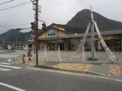 こうなりゃいくらでも　駅を見ながらと
つぎのえきはちょっと大きな駅ですね

寺前駅です