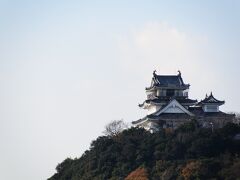 １２月１５日（日）法事も終わって京都に戻ります。
写真はお城のようですが、鳴門の妙見山公園に建てられた旧「鳥居記念博物館」。
博物館は今は移転して三層の模擬天守だけが残されました。撫養城跡地なんですが、このお城には元々天守なんてなかったそうで・・・。
よくわからない建物です。（笑）