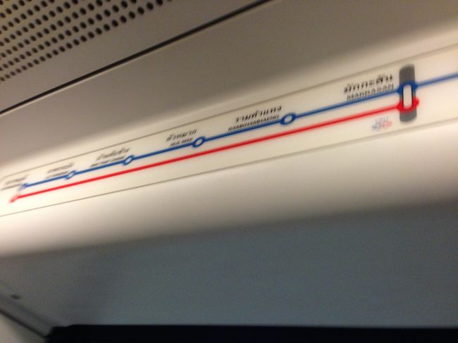 悪名高きバンコクの渋滞を避けるべく、市内まで電車で移動します。<br />フォートラベルに、写真付きで解説してくださっている方がいて、<br />本当に助かりました！