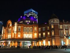 東京駅もクリスマスカラーにライトアップ。

丸の内駅舎のドームがピンクがかった紫色に浮かび上がる。
