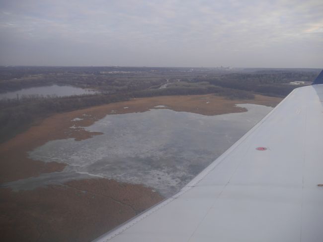 最寄り空港は一面雪でしたがミネアポリスに近づくと共に凍ってます。