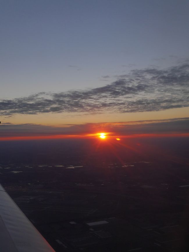 最寄り空港7時すぎの飛行機でミネアポリスまで。<br />ミネアポリスでトランジット。<br />最寄り空港から飛行機に乗るとちょうど日の出の時間でした。