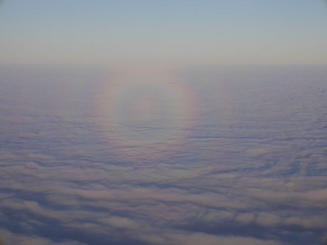 初めて飛行機から丸い虹が見えました。