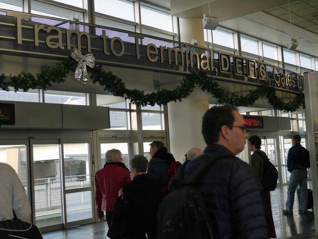 ミネアポリス空港。モノレールでターミナル移動をしてトランジット。