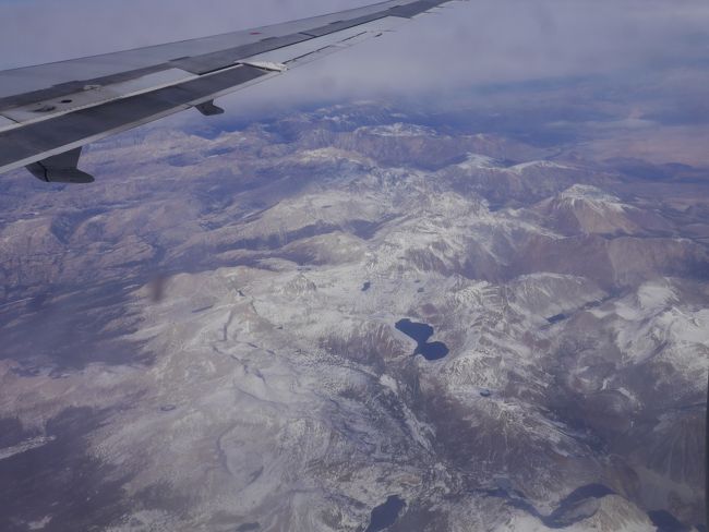 ロッキー山脈の上（？）を通過。<br />人っ子一人住んでないような大地の上をずっと飛んでます。