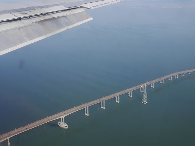 サンフランシスコに近づくと共に長い橋が見えてきました。<br />サンフランシスコベイブリッジ？？