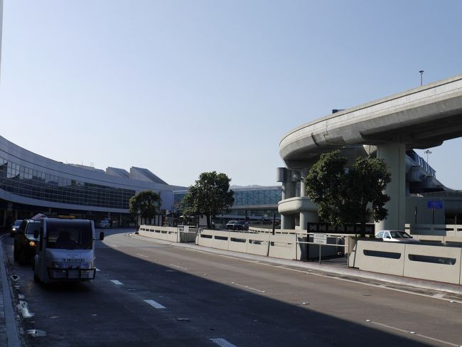 空港のタクシー乗り場からの景色。