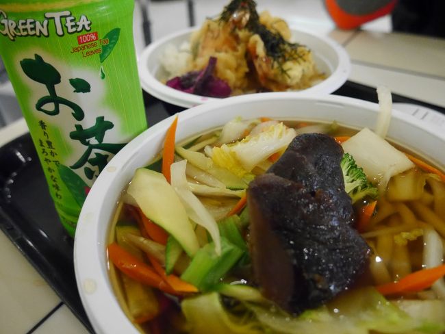 最寄り空港からミネアポリスまで１時間半。<br />トランジット１時間。<br />ミネアポリスからサンフランシスコまで４時間かかりました。<br />東から西まで時差が3時間。この微妙な時間が結構きつい。<br />着いたのはお昼だけど３時間の時差でお腹がすいてます。<br />サンフランシスコ空港は結構日本人が歩いているので日本食ありそうな予感がしてフードコートに行くとなんちゃって日本食がありました。<br />野菜うどんを注文。<br />火の通ってないブロッコリーと人参はイケてません。<br />出汁もきっと入ってなく醤油味のヌードルって感じ。<br />でもフードコートなのでこんなものでしょう。<br />緑茶があるのが嬉しい。<br />