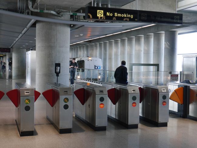 BRATに乗ります。<br />券売機の使い方がむつかしい。<br />全然わからない。<br />親切なアメリカ人が教えてくれた。<br />行き先（Powell.st）の金額になるまでボタンをぴっぴっぴ〜と押す。<br />＄８．２５になったときに止める。<br />2人ボタンといつ押したのかは不明。<br />そして買う。<br />もう一度やれと言われてもわからないと思う(^_^;)<br />