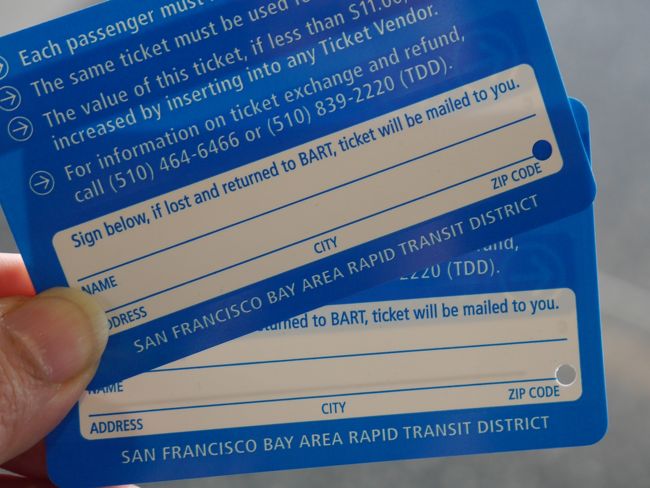 裏には落とした時のために住所氏名を書く欄があります。<br />（落としたときのためみたいなことが書いてあります）<br />