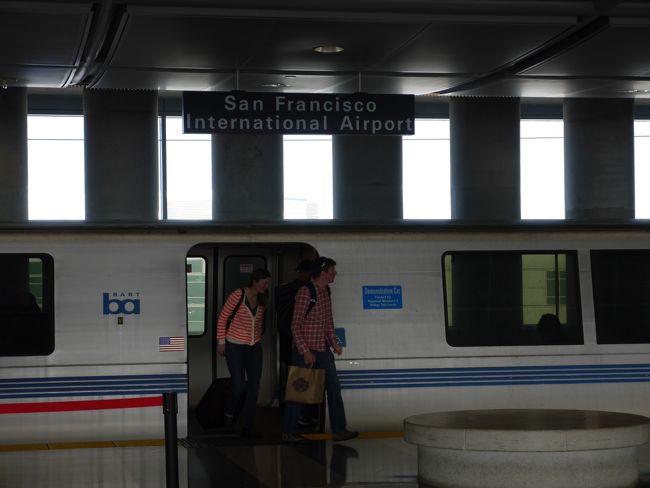 反対側に到着した電車。<br />ここは始発駅。<br />次に出発する電車を電光掲示板で確かめると今待ってる方が正しいのでそのままホームに。