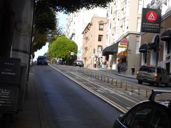 ユニオンスクエアを超えてもう少し坂道を上っていき、左に曲がったところにホテルがありました。