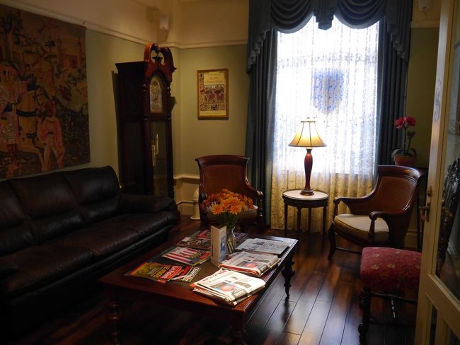 今回３泊お世話になるホテルは「コーネル ホテル ド フランス」<br />フランスの絵画が飾ってあったり、映画に出てきそうなB&amp;Bに近い家族経営のホテルのようです。<br /><br />チェックインを済ますとフロントのある部屋のおじさんが部屋まで来てサンフランシスコの地図やfreeのガイドブックをもって来て説明してくれました。<br />さすが西海岸、日本人のお客さんにも慣れているのか日本語版もあり大変助かりました。<br /><br />朝食は卵料理をお好みで作ってくれます。<br />フレンチトーストが美味しかった。