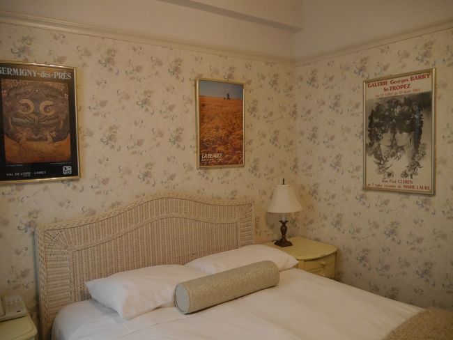 壁にはフランスの絵画が飾ってあります。<br />一番安い部屋（朝食付き＄１１５）をhotels.comで予約したので湯船はありません。<br />シャワールームのみです。<br />アメニティはシャンプー、コンディショナー、石鹸がありました。<br />