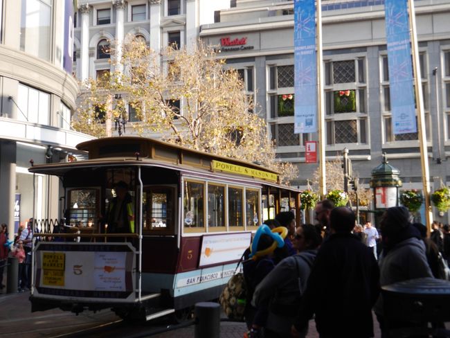 ケーブルカーの長い列に並びます。<br />日中は本数が多いので１５分くらい待って乗れました。