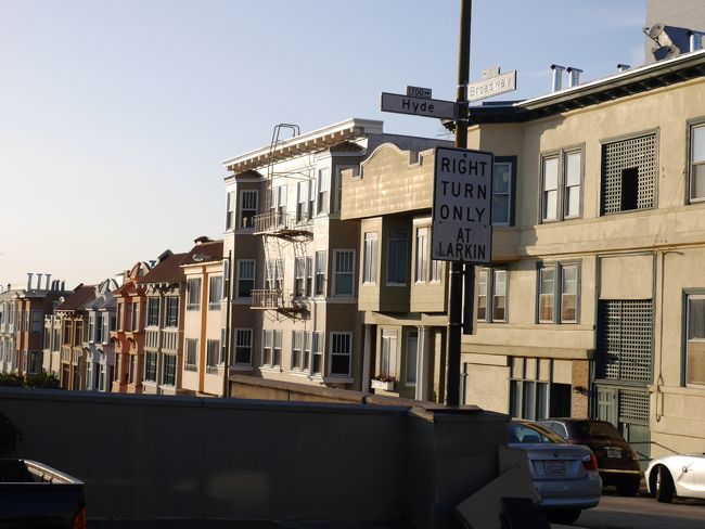 こんな可愛い町並みが続きます。<br />色合いもパステルカラーの家が多く可愛らしいです。<br />ケーブルカーに乗っていると常に揺れている<br />それと、座って乗ることが多いので、満員のときは外側で立ってる人がいると見えなくて前か後ろから景色を見てることが多く写真がなかなか撮れません。