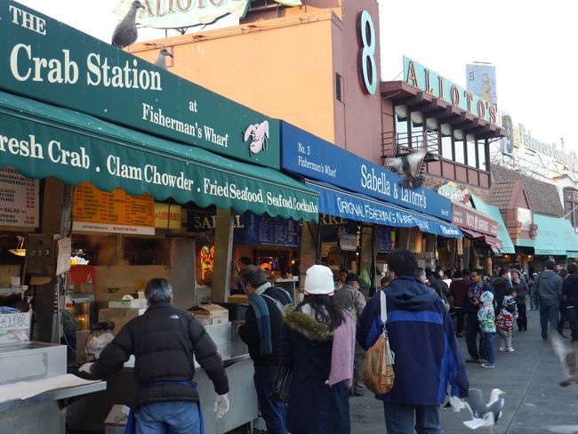 屋台のようにシーフードが食べれるお店が並んでいます。<br />一帯がかにを茹でるような匂いがプンプンしています。