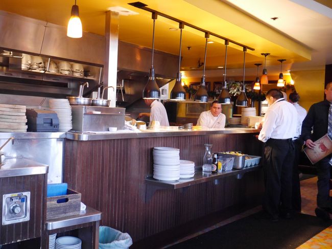 案内された席からの店内。