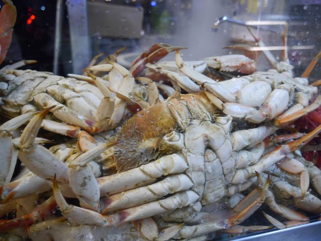 茹で上がったばかりの蟹たち。