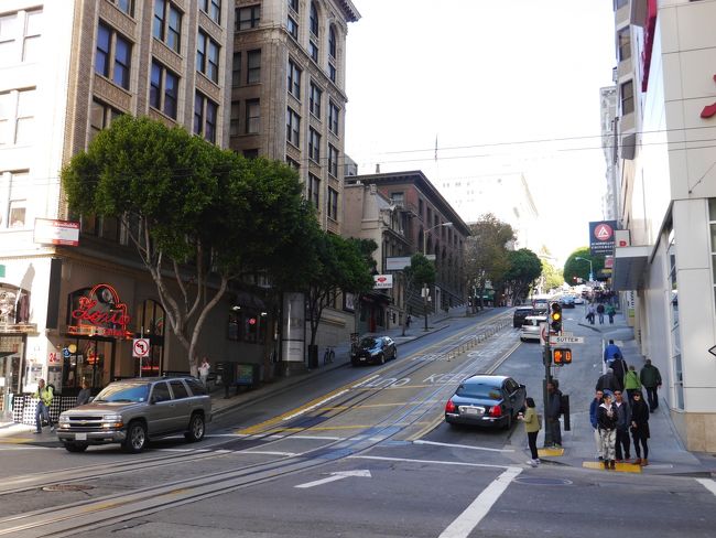 2日目☆<br />一番の目的地であるゴールデンゲイトブリッジへ。<br /><br />坂を下ってPowell.ST駅方面へ向かいます。<br />（ホテルからPowell.St駅まで2ブロック）<br />