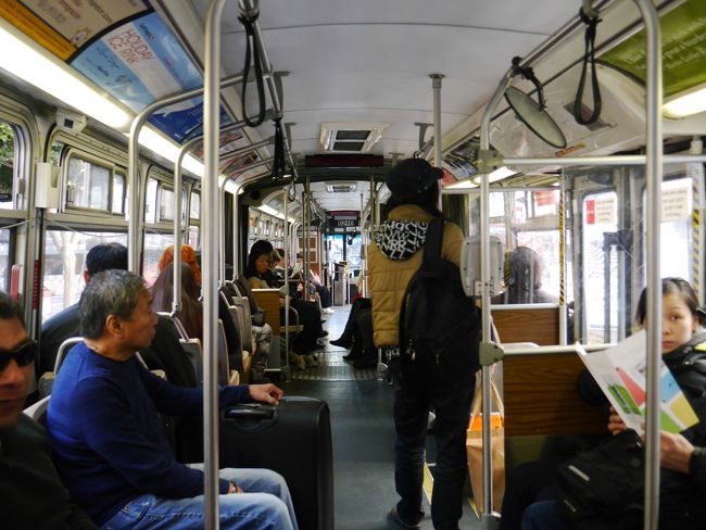 左側にユニオンスクエアの1ブロック目の交差点を右に曲がったところからバスに乗ります。（JAPAN　TOWNへ向かうバスと同じです）<br />途中で地図と景色を見ながら乗り換えをします。「２８番」に乗り換えます。