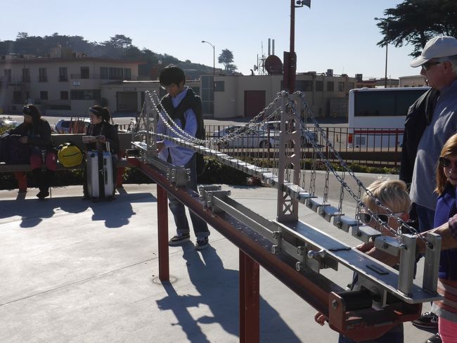 ゴールデンゲイトブリッジの力の負荷や原理がわかるように模型（？）がおいてあります。