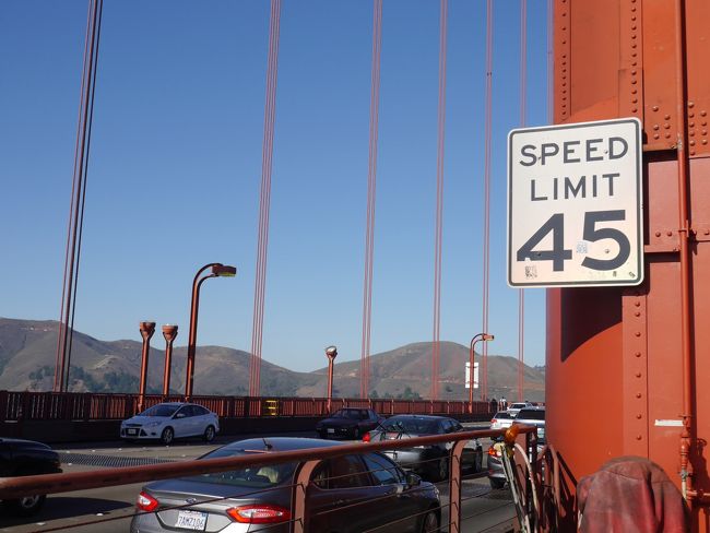 ここの赤い鉄柱の右側はまあるく通れるような形をしているのでそこから写真を撮りました。↓（下の写真）