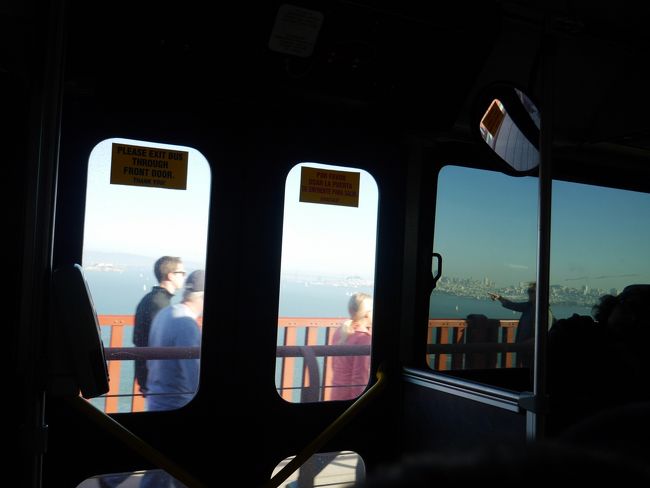 バスに乗って向こう岸まで行きます。<br />バスは降りたところではなく車が通行料を払う橋の端っこにあるバス停から乗ります。<br />この先のバスは、乗り放題の切符では乗れないそうなので言われるがままに料金を払って乗りました。