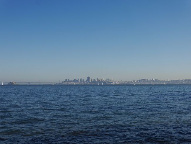 お昼ご飯がまだだったので少し遅いお昼ご飯を食べることにしました。<br />サンフランシスコの街が見えます。