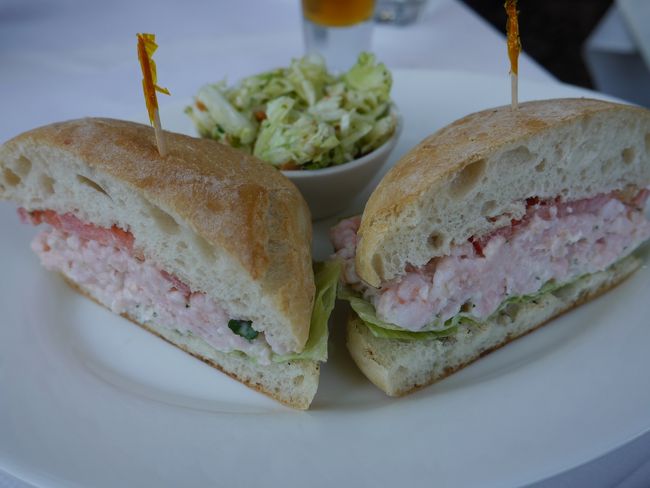 小さなエビのバーガー。<br />このエビの料理多いです。